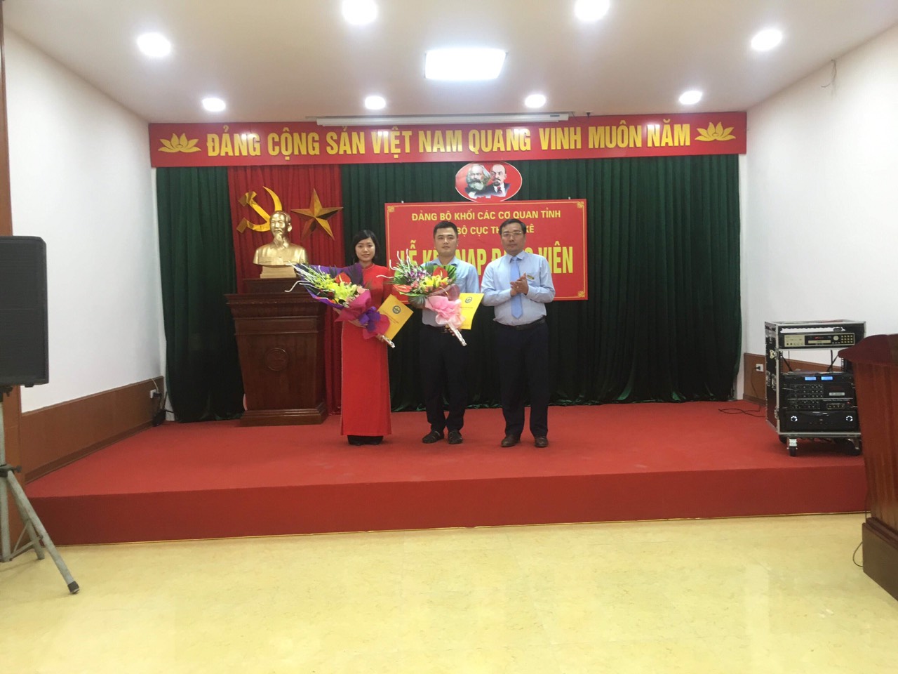 Đ/c Nguyễn Bình – Bí thư chi bộ trao Quyết định kết nạp cho đảng viên mới