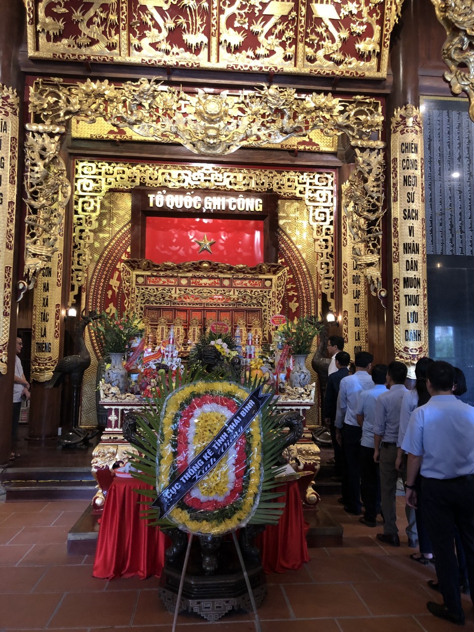 Lãnh Đạo cục, công chức và người lao động dâng hương tại đền thờ các anh hùng liệt sỹ tỉnh Thái Bình