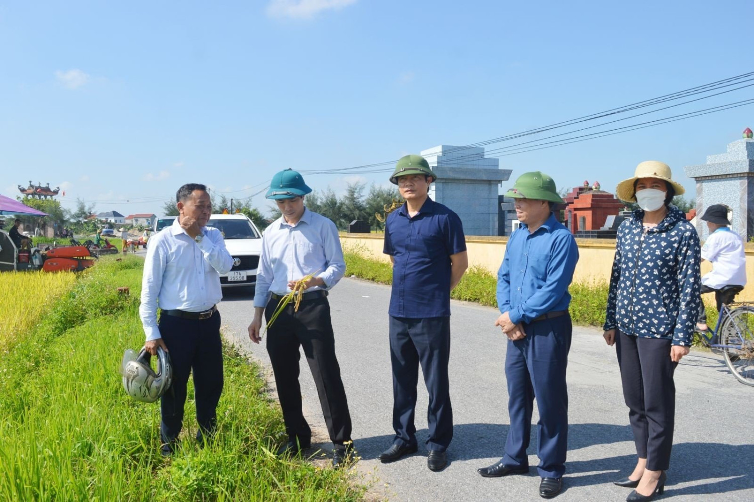 Nông dân huyện Hưng Hà tập trung thu chiêm, trồng màu hè và sản xuất vụ mùa năm 2023